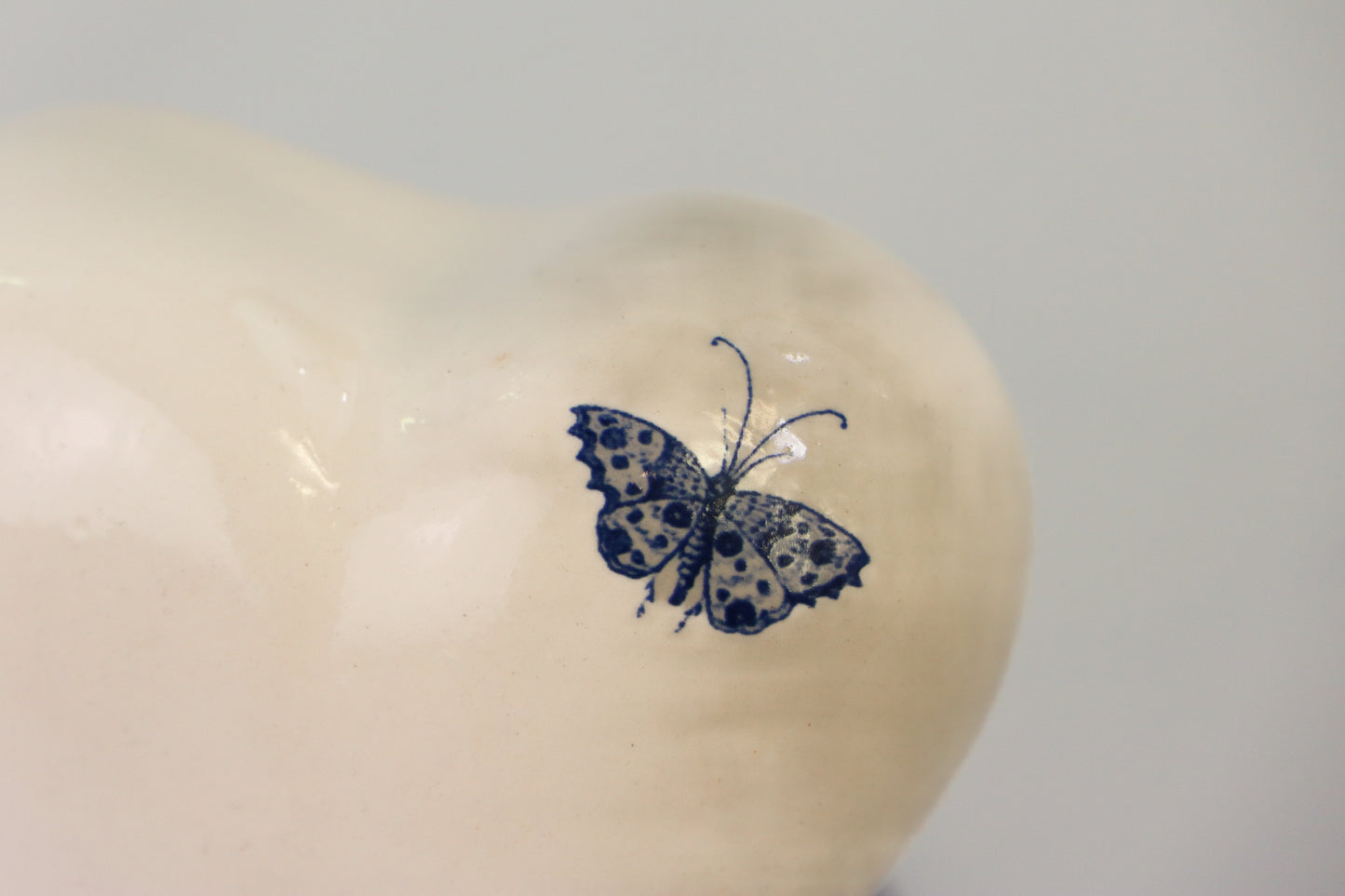 Mini urn white cream with delft blue butterfly